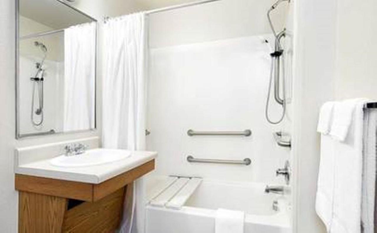 Woodspring Suites Topeka Esterno foto