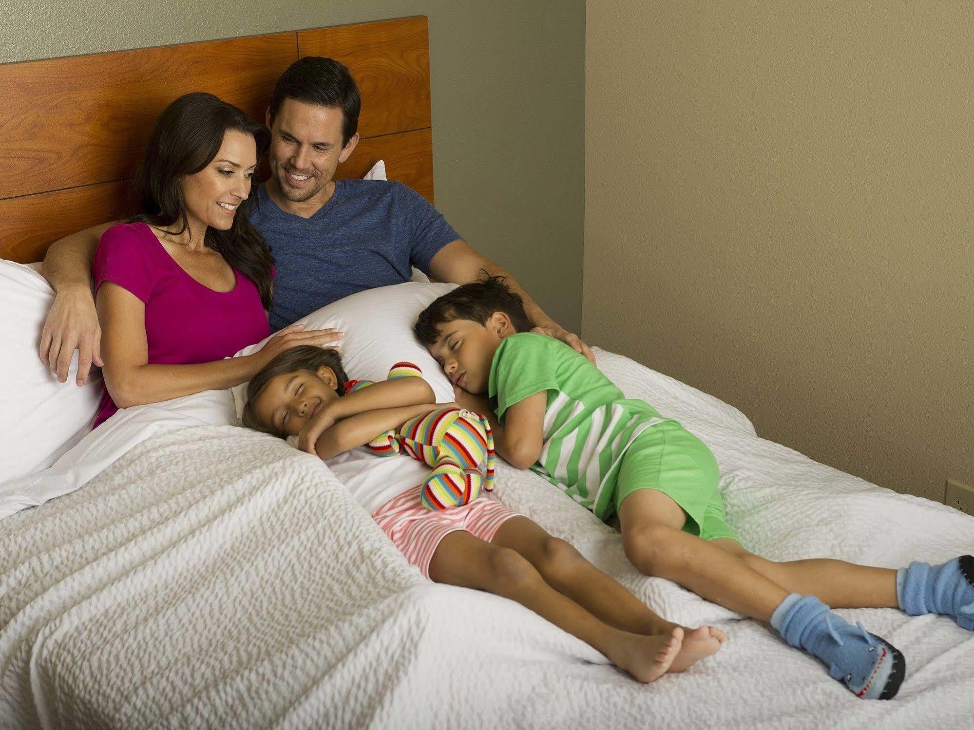 Woodspring Suites Topeka Esterno foto